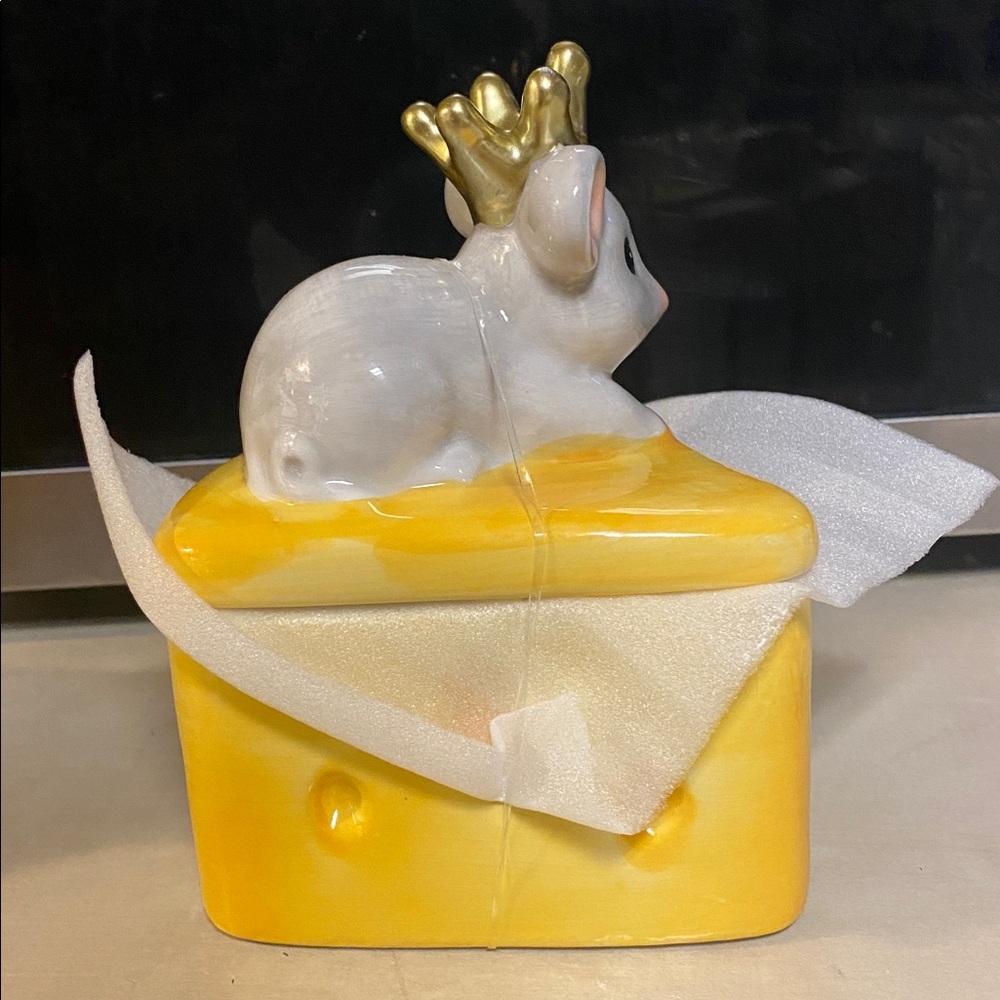Cheese-Themed Mouse Trinket Box with Gold Crown NWTs - Picture 6 of 12